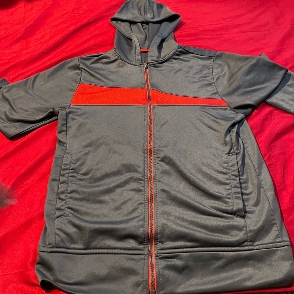 PREVIOUSLY OWNED GREAT CONDITION WOMEN’S STARTER ZIP UP HOODIE GRAY AND RED L